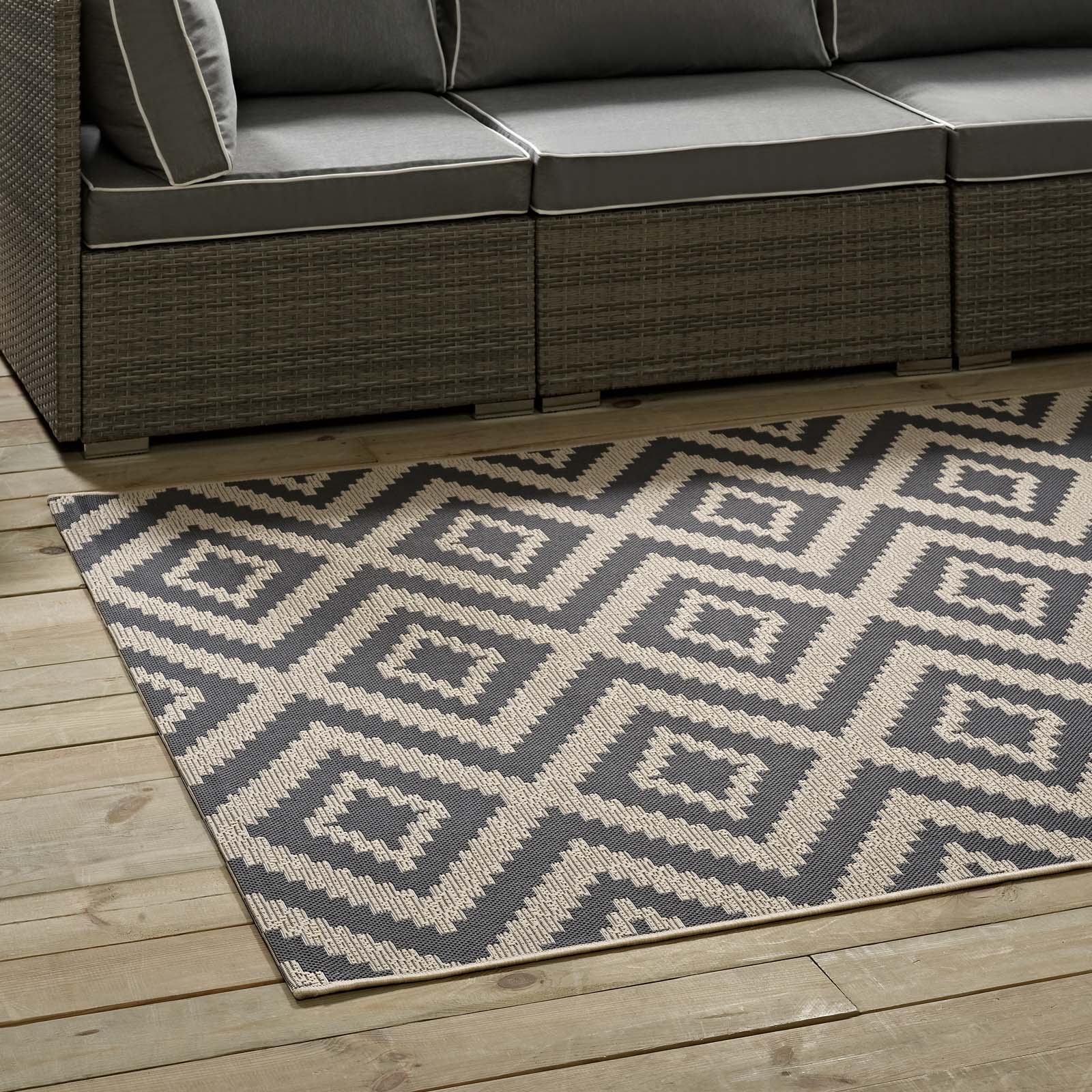 Jagged Geometric Diamond Trellis 5x8 Indoor and Outdoor Area Rug