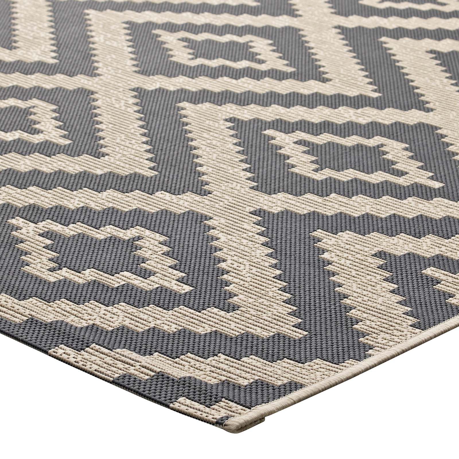 Jagged Geometric Diamond Trellis 8x10 Indoor and Outdoor Area Rug