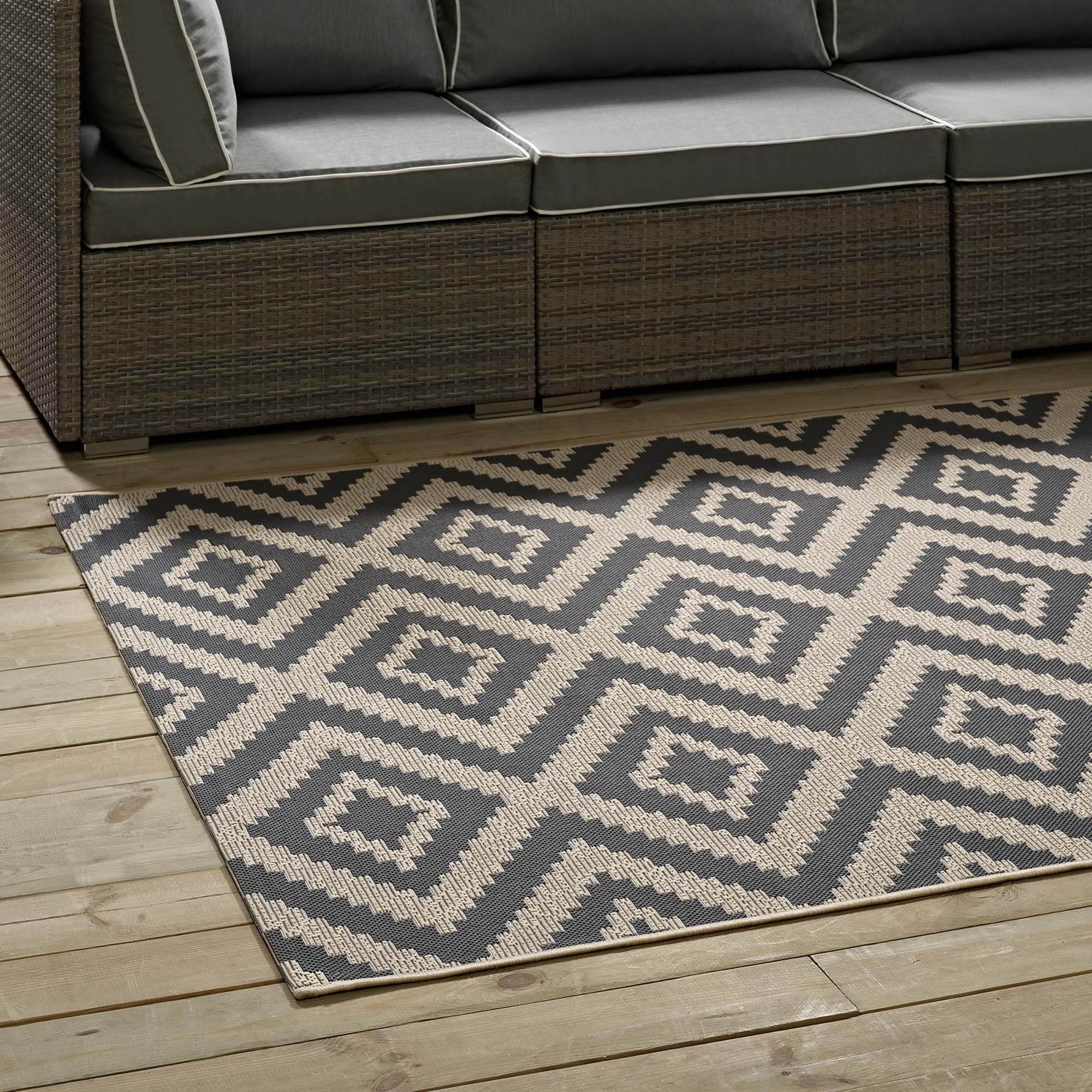 Jagged Geometric Diamond Trellis 9x12 Indoor and Outdoor Area Rug