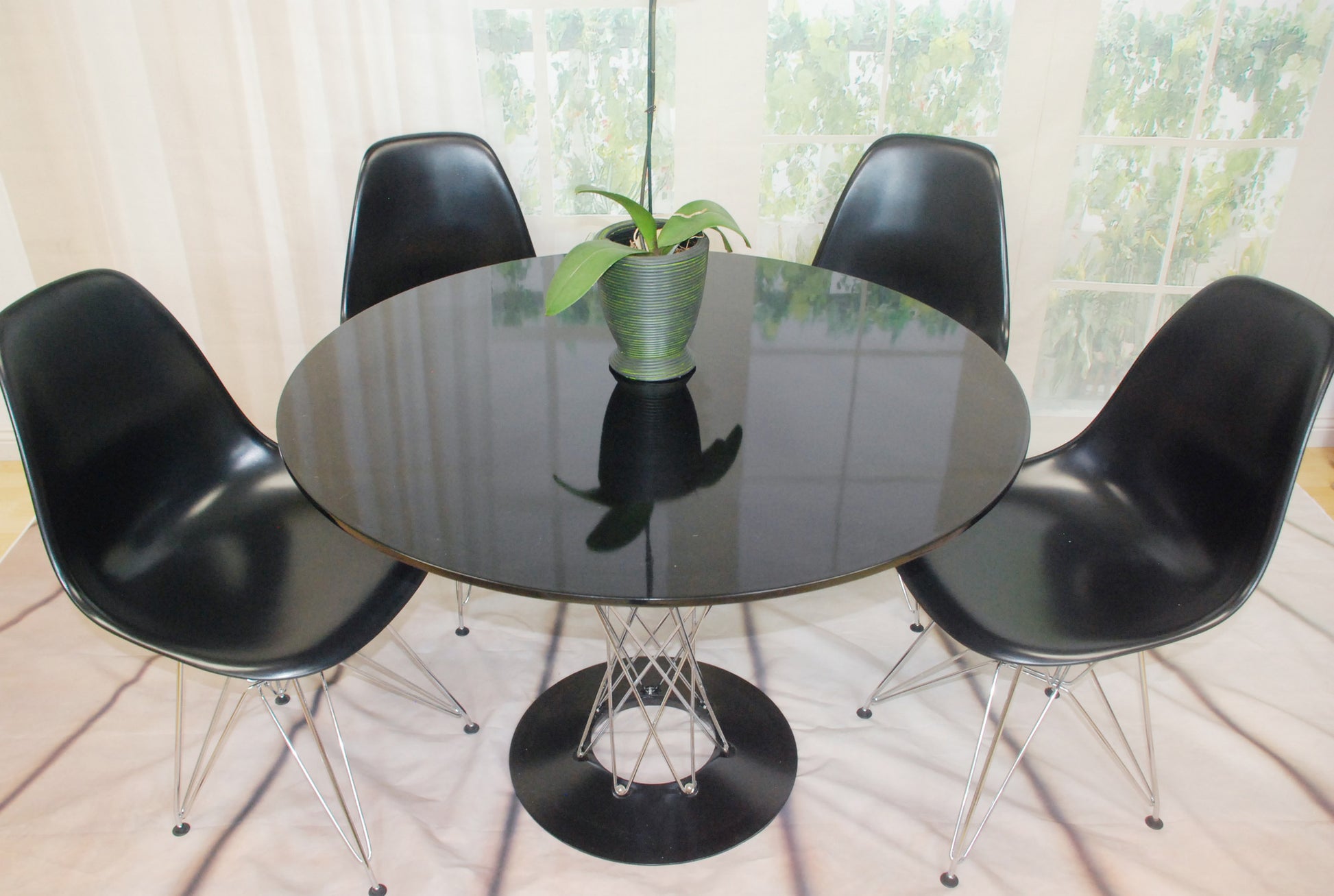 Twirl Table - living-essentials